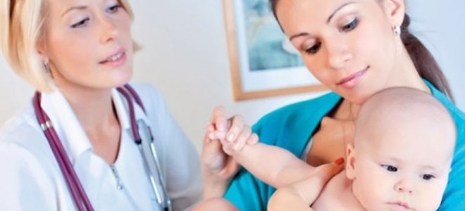 Мокнет за ушами у ребенка: причины, симптомы, чем лечить