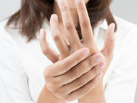 Покалывание в руках: причины, симптомы и лечение