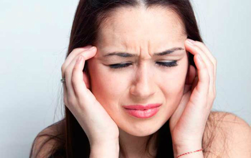 Болит голова в висках и тошнит: причины и первая помощь