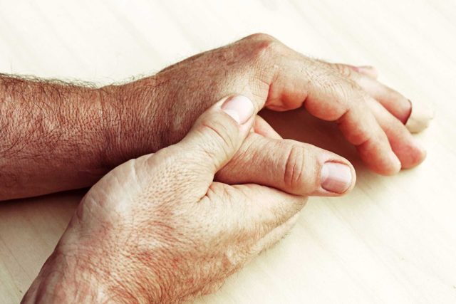 Тремор рук у пожилых людей - что это такое, причины и лечение: признак какой болезни старческое дрожание конечностей, как лечить человека препаратами и таблетками