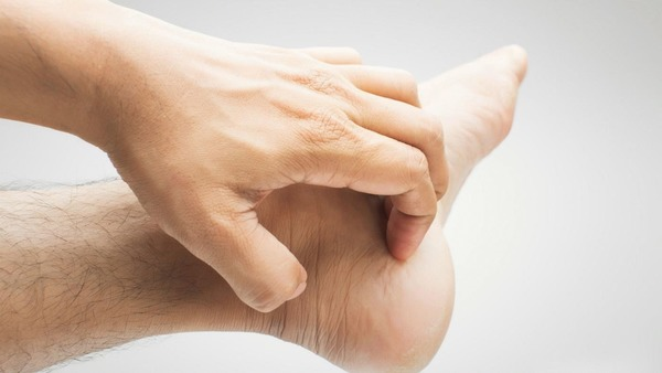 Покалывание в ногах: как иголки колют ступни и пальцы ног