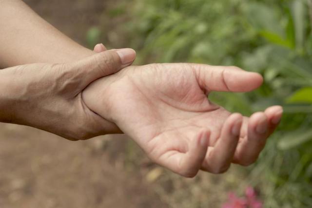 Покалывание в пальцах рук левой руки: опасность симптома, причины и лечение