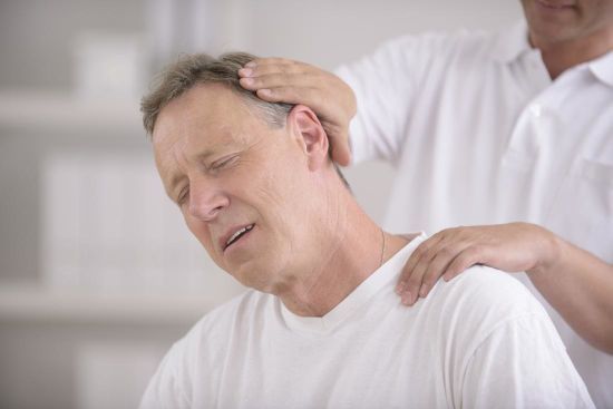 Болит шея при повороте головы: что делать, если больно поворачивать, лечение
