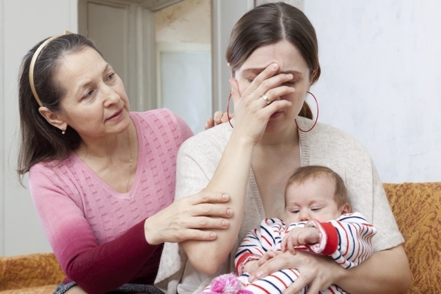 После родов болит голова — причины и что делать?