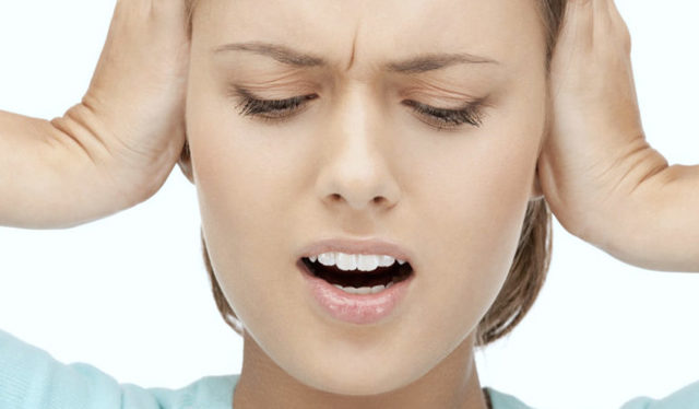 В левом или правом ухе пульсирует и шумит - причины и лечение