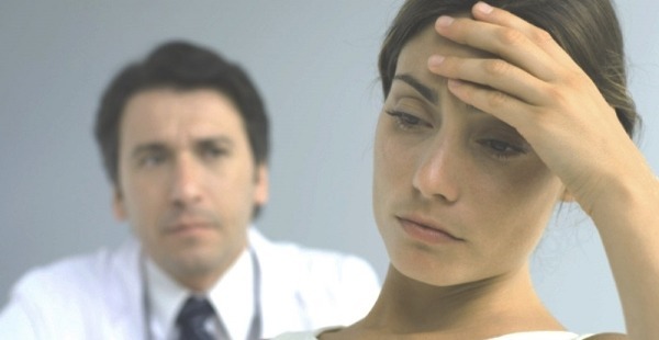 Болит голова в области лба: причины и лечение