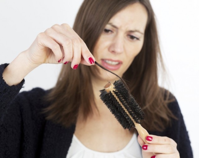 Выпадение волос после родов — как избежать и что делать?