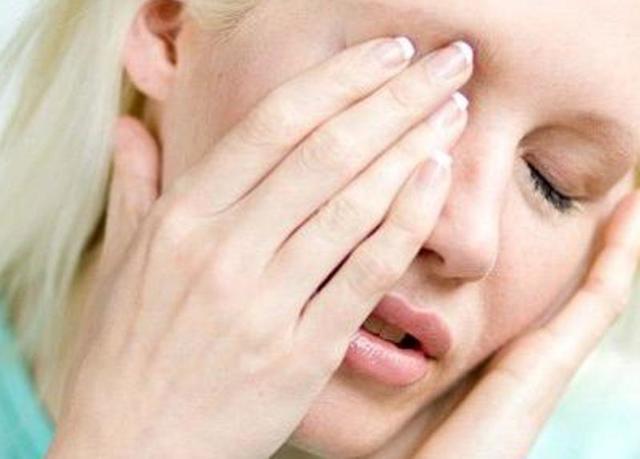 При какой болезни болит голова и слезятся глаза? Болят глаза и голова