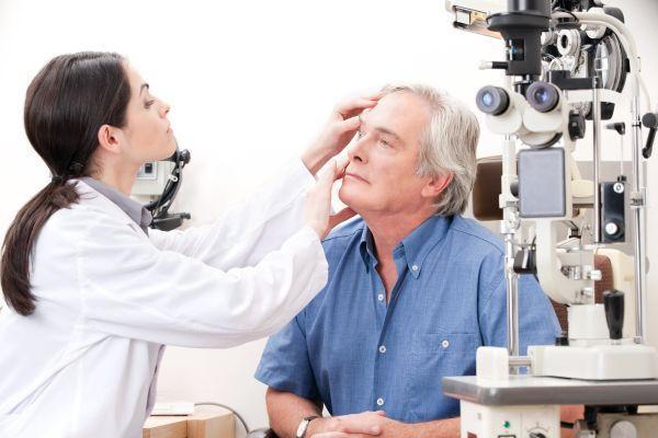 Давит на глаза изнутри: возможные причины и лечение
