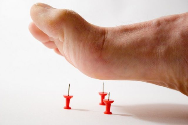Покалывание в ногах: как иголки колют ступни и пальцы ног