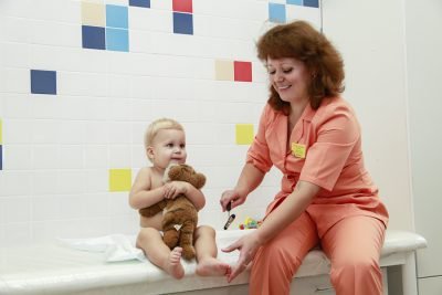 Признаки эпилепсии у грудничков и маленьких детей до 1 года: причины возникновения, первые симптомы заболевания у новорожденных малышей, принципы лечения и последтвия