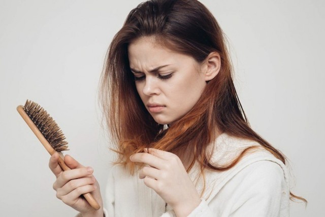 Выпадение волос после родов — как избежать и что делать?