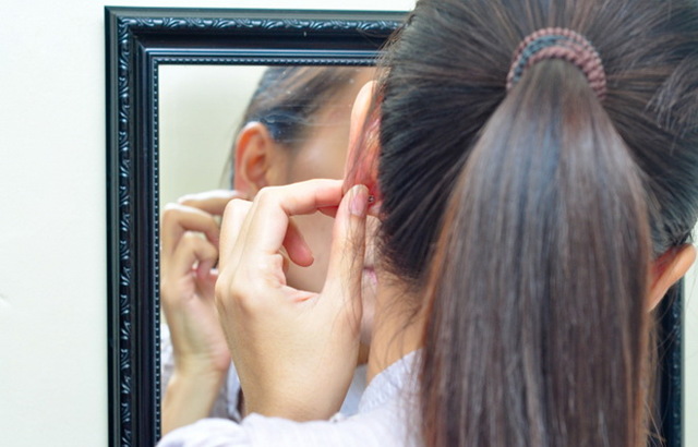 Шишка на затылке, уплотнение на ухо (у взрослого или ребенка): причины появления шарика, когда обращаться к врачу, что делать, как лечить