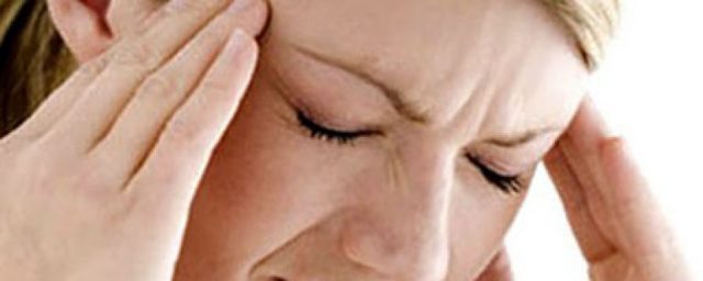 Болит голова в висках и тошнит: причины и первая помощь