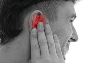 В левом или правом ухе пульсирует и шумит - причины и лечение