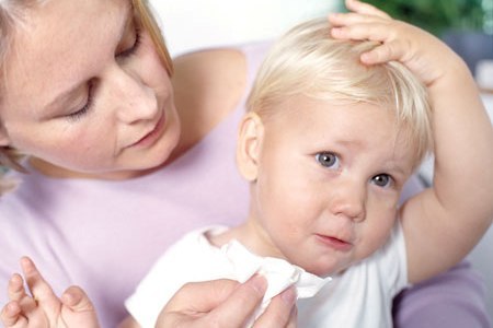 Мокнет за ушами у ребенка: причины, симптомы, чем лечить