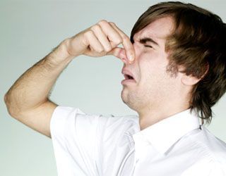 Лечение неприятного запаха в паху у мужчин