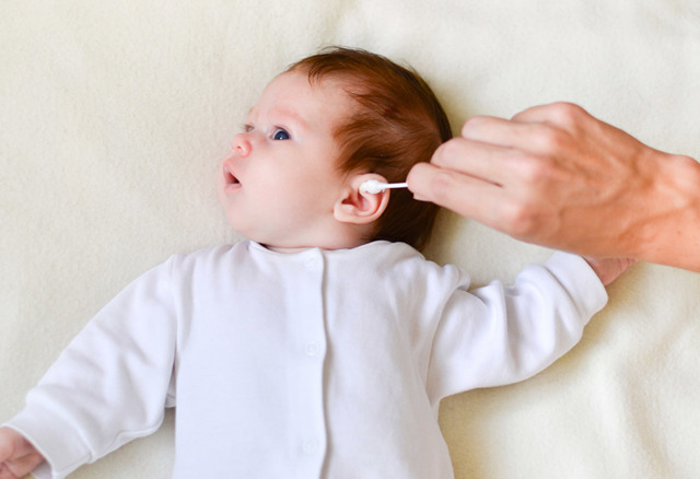 Мокнет за ушами у ребенка: причины, симптомы, чем лечить