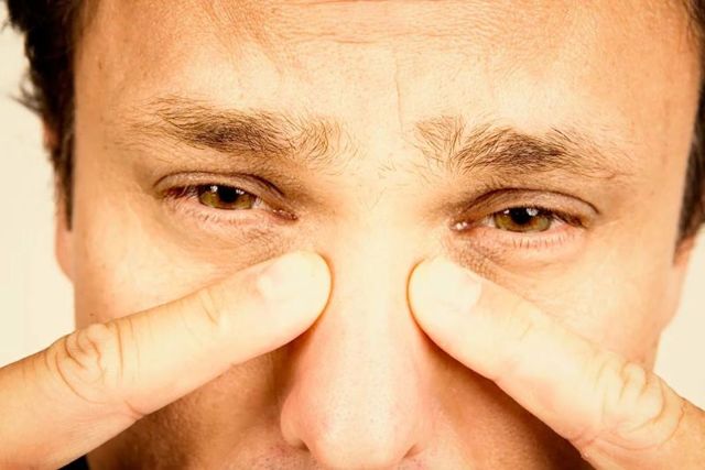 При какой болезни болит голова и слезятся глаза? Болят глаза и голова