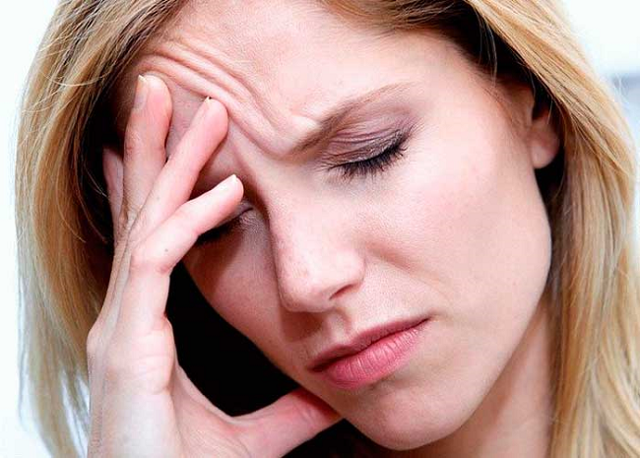 Болит голова в области лба и давит на глаза: причины, диагностика, лечение