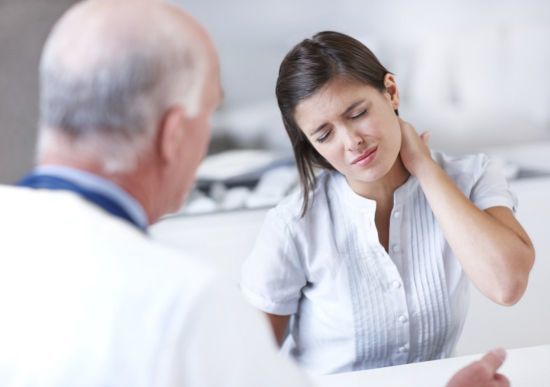 Болит шея с левой стороны: причины и лечение боли слева
