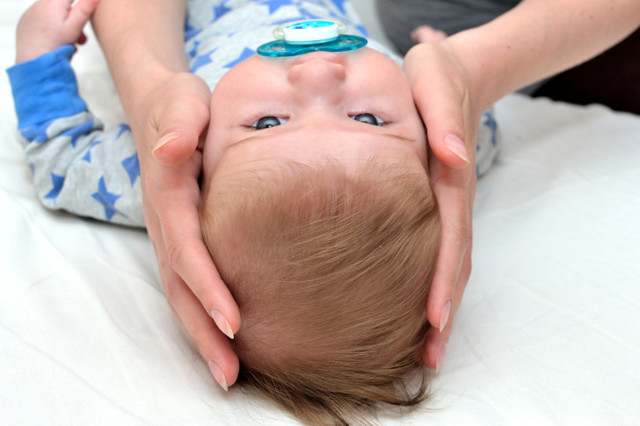 Ребенок ударился головой: на что обратить внимание, что делать, последствия ушиба затылком