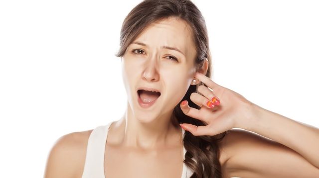 Болит шея с левой стороны за ухом: причины и лечение