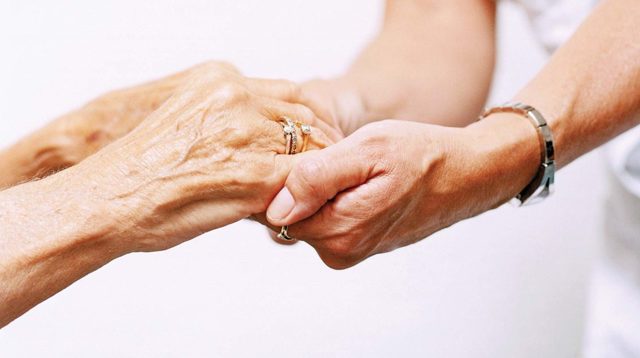 Тремор рук у пожилых людей - что это такое, причины и лечение: признак какой болезни старческое дрожание конечностей, как лечить человека препаратами и таблетками