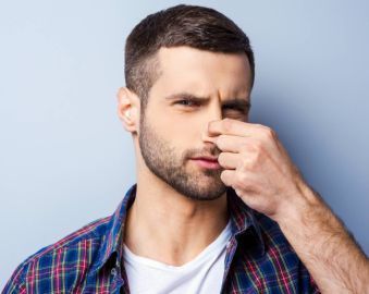 Лечение неприятного запаха в паху у мужчин