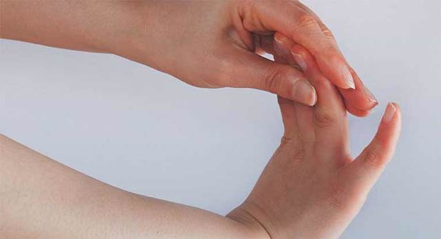 Кончик пальца на правой руке: причины и методы лечения