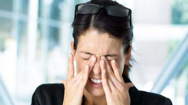 Болит голова в области лба и давит на глаза: причины, диагностика, лечение