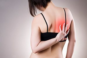 Болит спина в области лопаток: причины