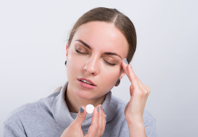 Болит голова в области лба: причины и лечение