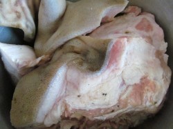 Домашний сальтисон - мясная закуска в свином желудке с чесноком