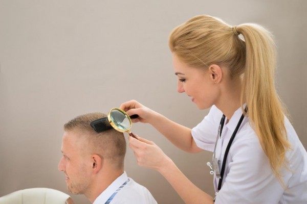 Прыщи на голове в волосах у женщин: причины появления, методы лечения и профилактики