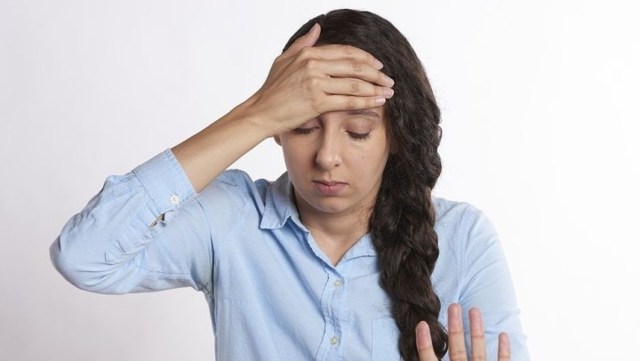 Боль в голове давящая: причины и симптоматика