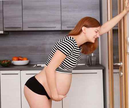 При беременности болит низ живота справа и слева: почему возникает боль на ранних и поздних сроках?