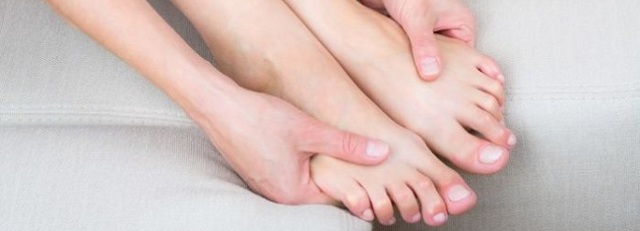 Почему чернеют ногти на ногах и руках - как лечить