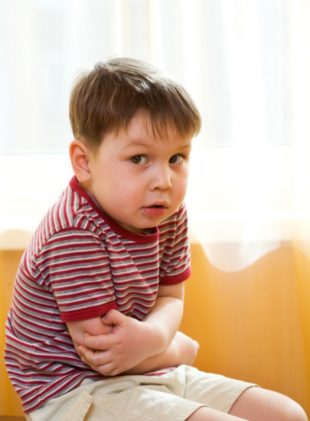 У ребенка болит живот: причины, что делать, препараты, диета