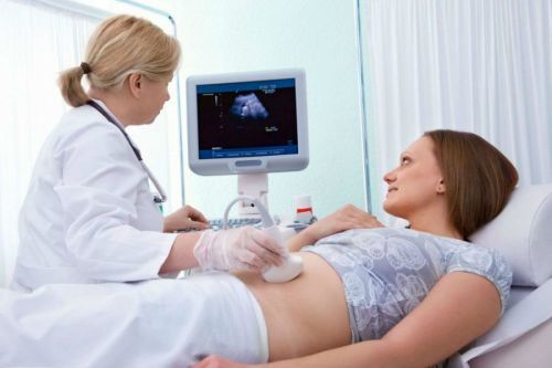 При беременности болит низ живота справа и слева: почему возникает боль на ранних и поздних сроках?