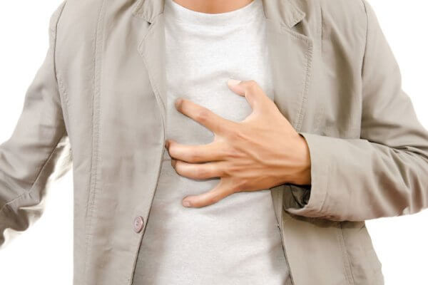 Отрыжка воздухом и боль в грудной клетке: причины и лечение