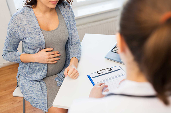 Желтые выделения у беременных женщин — причины, варианты лечения