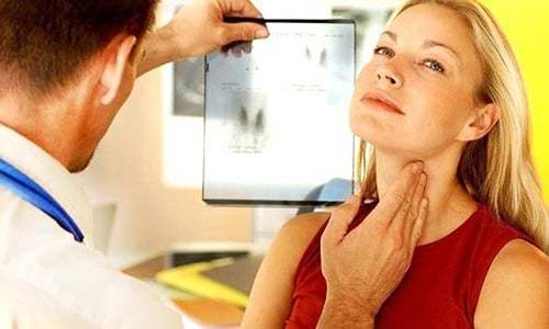 Душит и давит щитовидка: что делать в домашних условиях, как снять удушье, причины, первая помощь