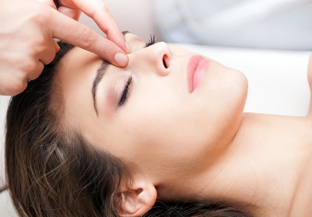 Точечный массаж при головной боли