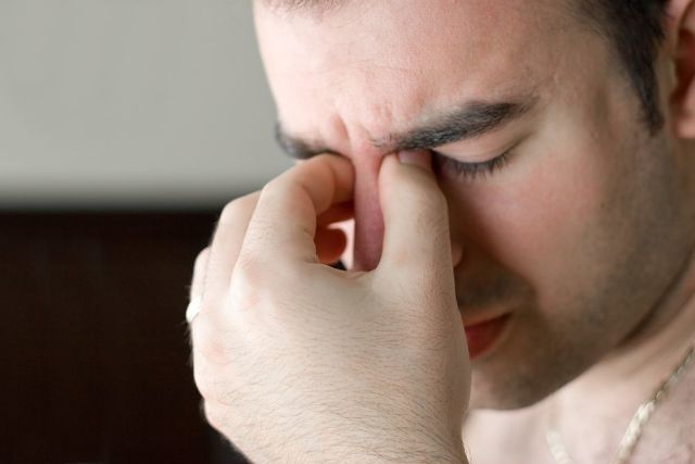 Резкая боль в глазу: причины колющей боли