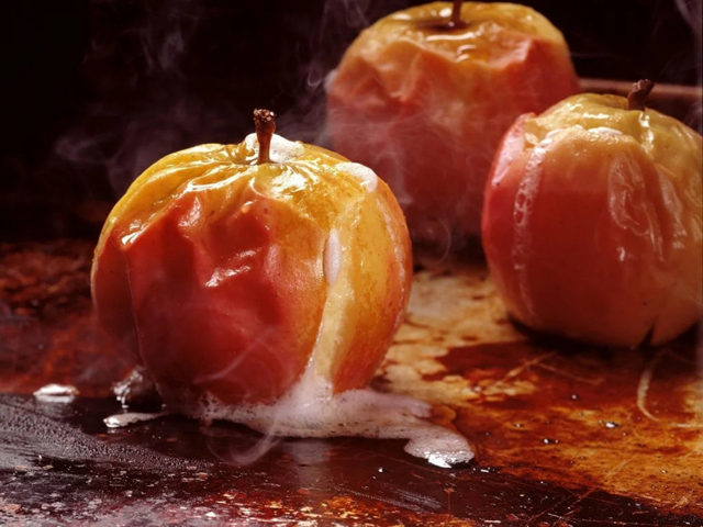 Печеные яблоки в духовке: самые лучшие рецепты