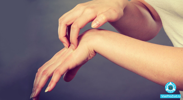 Чешется между пальцами рук: причины покраснения, шелушения и лечение раздражения в домашних условиях