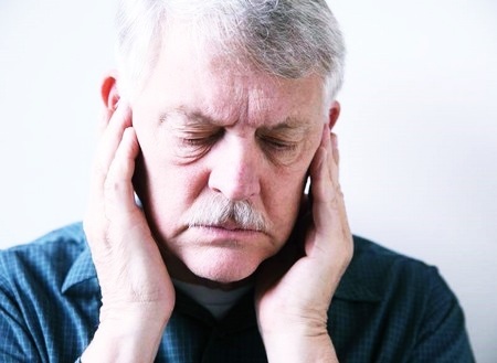 Писк в ушах: причины, лечение