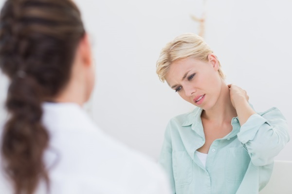 Болит шея сзади: причины, диагностика, лечение