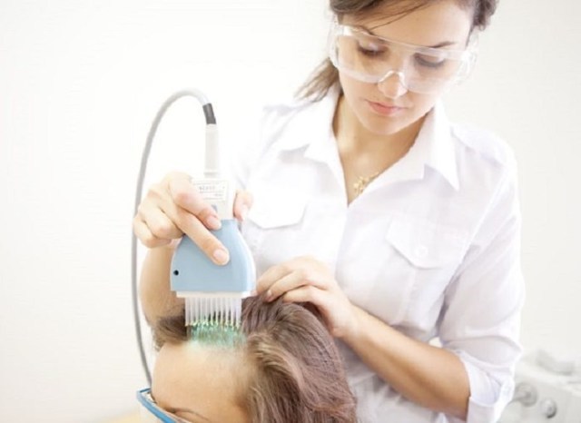 Прыщи на голове в волосах у женщин: причины появления, методы лечения и профилактики
